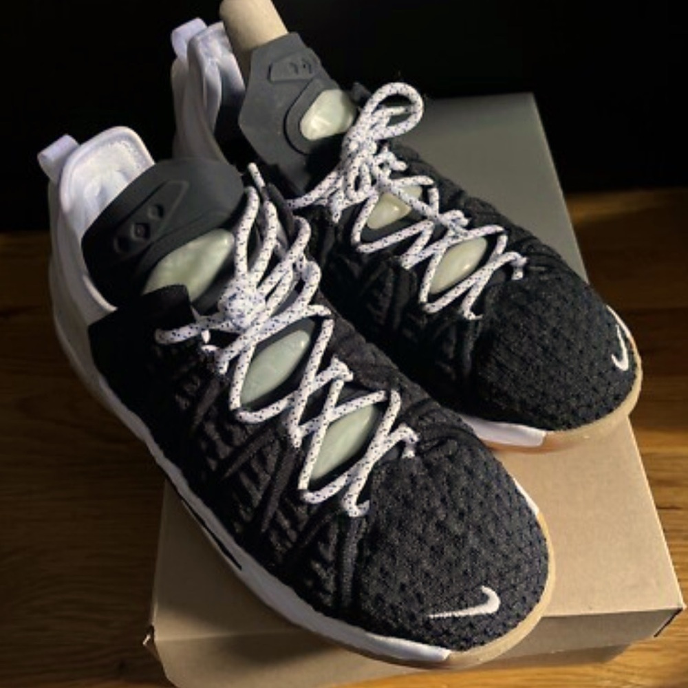 Nike LeBron XVIII Black/ White Shoes Sz 5.5y